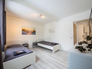 Monteurwohnung-fuer-5-Personen-mit-Balkon-Kueche-Ahrensburg-Naehe-Hamburg-AGRP1203 - 6