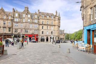 1 Bed in the heart of Grassmarket with Castle Views - 4