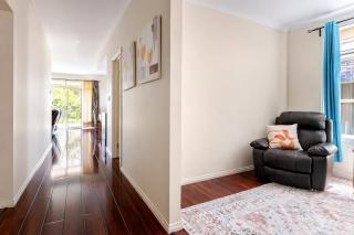 KozyGuru | Richmond | Stylish 3-Bedroom City Gem - 5