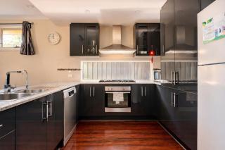 KozyGuru | Richmond | Stylish 3-Bedroom City Gem - 7