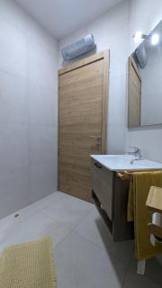 Sunlit Apartment - 8