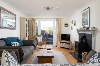 Home in Portscatho Sea Views Parking & Garden - 8