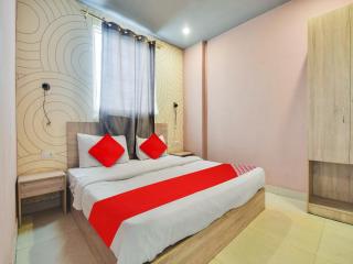 Super Hotel D Plaza Near Pitampura Metro Station - 2