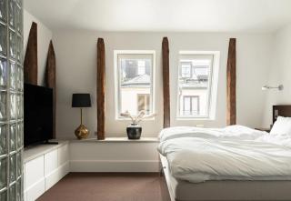Spacious 3BR Top-Floor APT in Historic Old Town - 2