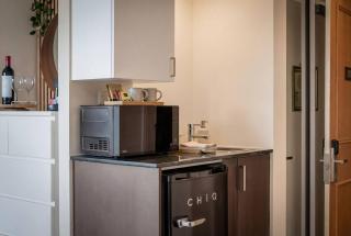 Modern CBD Studio w/ Balcony Views | Pool & Gym - 3