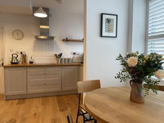 Secluded Garden Sanctuary in Charming Clifton Village - 1