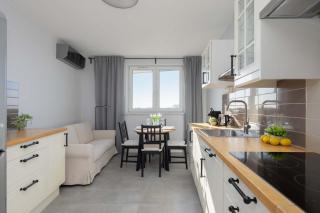 Bright Apartment with a Balcony Offering a Panoramic View of the City - 2