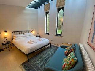 Architectural 5 bedroom house in woodland setting - 6