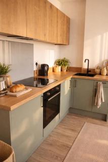 Stylish Seaview Apartments - Modern Retreat - 3