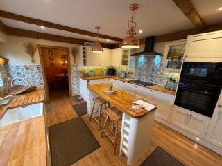 Detached property, beams, hot tub large garden - 1