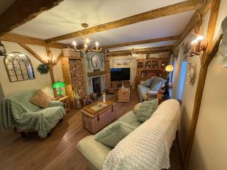 Detached property, beams, hot tub large garden - 8