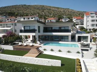 Luxury Beachfront Villa Malia with pool and jacuzzi in Seget Donji - Trogir - 4