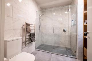 Premium City 3bed Apartment with Gated 2 car parks - 4