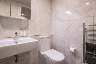 Premium City 3bed Apartment with Gated 2 car parks - 1