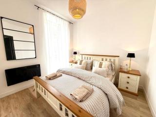 Luxury Apartment Overlooking Historic Town Market - 7
