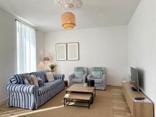 Luxury Apartment Overlooking Historic Town Market - 3