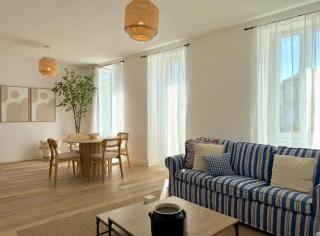 Luxury Apartment Overlooking Historic Town Market - 1