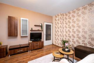 Chic Urban Hideaway with Natural Wood Charm - 7