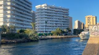 Beachfront 2BR Apartment with Pool, Sea View and Free Parking - 7