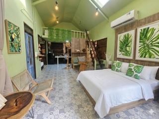 Three Hen Lakeside - 1