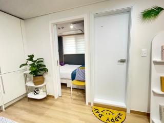 Heart of Hongdae, 3-Minute Walk to Popular Spots, K-Pop Perfect accommodation for friends and couples Self check-in, luggage storage, elevator available - 9