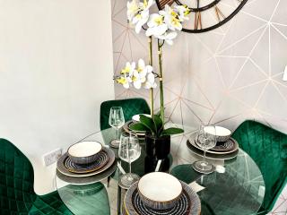 Modern 2-Bed House with Parking Near City & UHW Hosp - 8