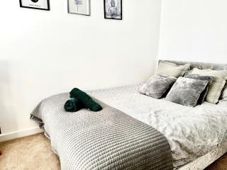 Modern 2-Bed House with Parking Near City & UHW Hosp - 8
