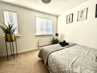 Modern 2-Bed House with Parking Near City & UHW Hosp - 3