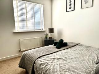 Modern 2-Bed House with Parking Near City & UHW Hosp - 1