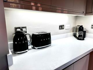 Modern 2-Bed House with Parking Near City & UHW Hosp - 1