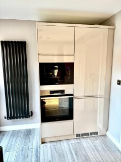 Modern 2-Bed House with Parking Near City & UHW Hosp - 2