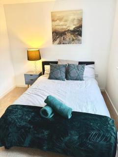 Modern 2-Bed House with Parking Near City & UHW Hosp - 2