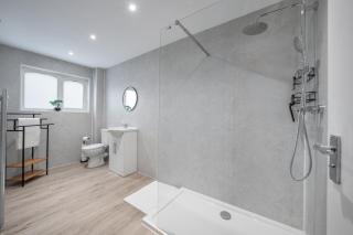 5 BR House Ideal for Contractors & Free Parking - 6