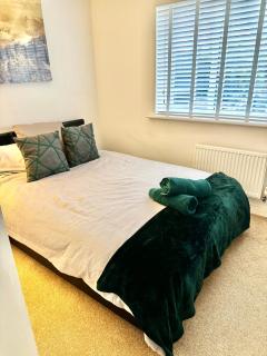 Modern 2-Bed House with Parking Near City & UHW Hosp - 7