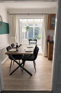 Beautiful 3 Bed Home Solihull Families Contractors - 6