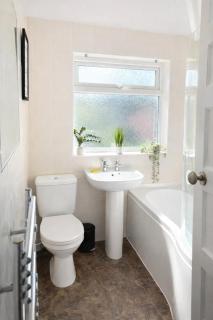 Beautiful 3 Bed Home Solihull Families Contractors - 5