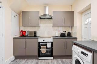 Modern 3BR Manchester Stay with Parking & WiFi - 4