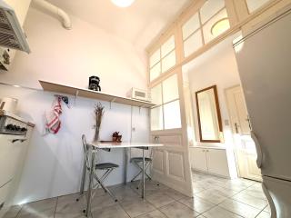 Classic Vienna Flat near Hofburg with Elevator - 7