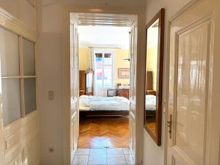 Classic Vienna Flat near Hofburg with Elevator - 3