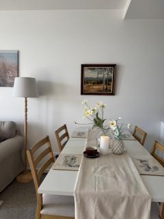 Modern 2BR 2Bath with Balcony near ANU & City Quiet Stay Free Parking - 9