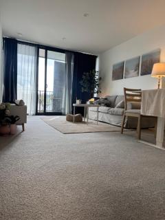 Modern 2BR 2Bath with Balcony near ANU & City Quiet Stay Free Parking - 8