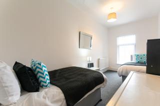 Comfy 2BR Home in Leigh Ideal for Families & Work Stays Sleeps 4 - 3