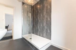 Comfy 2BR Home in Leigh Ideal for Families & Work Stays Sleeps 4 - 1