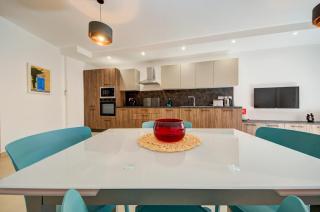 Charming Two Bedroom Apartment with Balcony and Wifi - 0