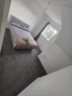 Spacious Rotherham Home Ideal for Contractors - 8