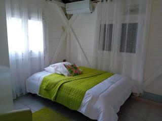 Charmant Bungalow avec Vue sur le Jardin à Les Abymes - 4