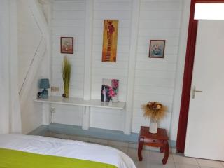 Charmant Bungalow avec Vue sur le Jardin à Les Abymes - 3