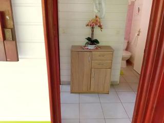 Charmant Bungalow avec Vue sur le Jardin à Les Abymes - 2