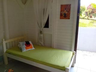 Charmant Bungalow avec Vue sur le Jardin à Les Abymes - 5