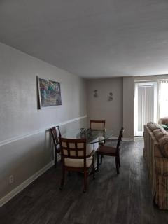 Convenient Downtown Apartment - 4